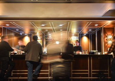 people-hotel-bar-drinks